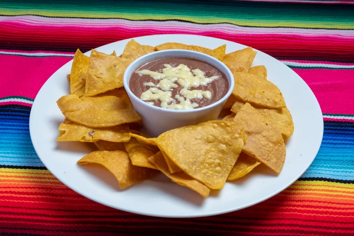 Frijoles molidos con totopos