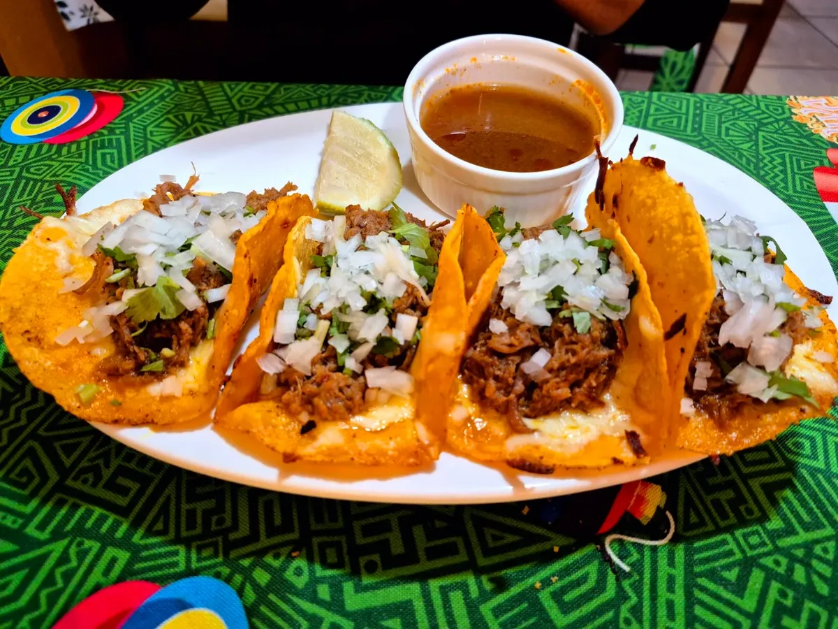 Tacos de birria con consomé